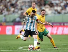 足球明星在比赛中呈现出色,球队斩获大胜者